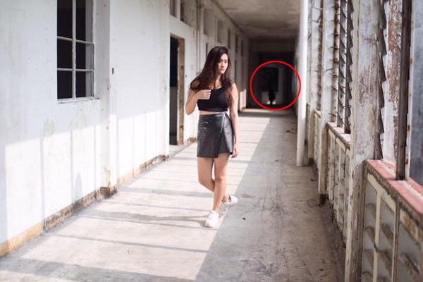 Seram ada Penampakan Sosok Misterius di Belakang Model Ini 